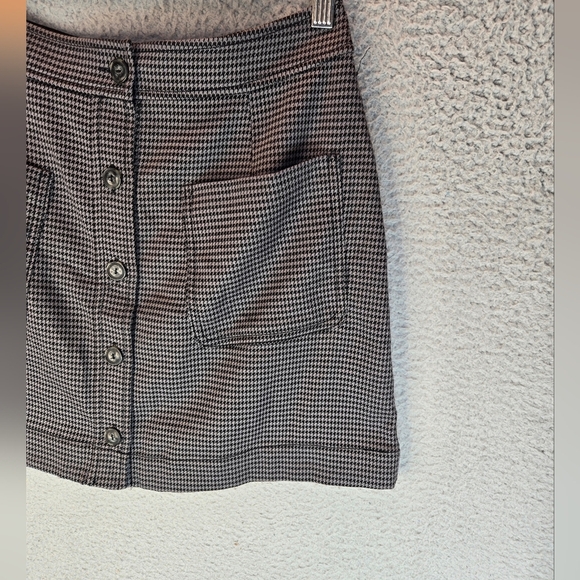 Treasure & Bond Women's Mini Skirt Sz M Black-Gray Houndstooth Front Button - Picture 3 of 10